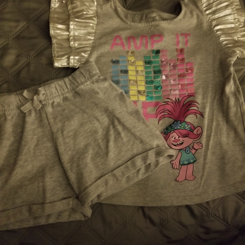 Toddlers Girl's Shorts Set. Size 4/5